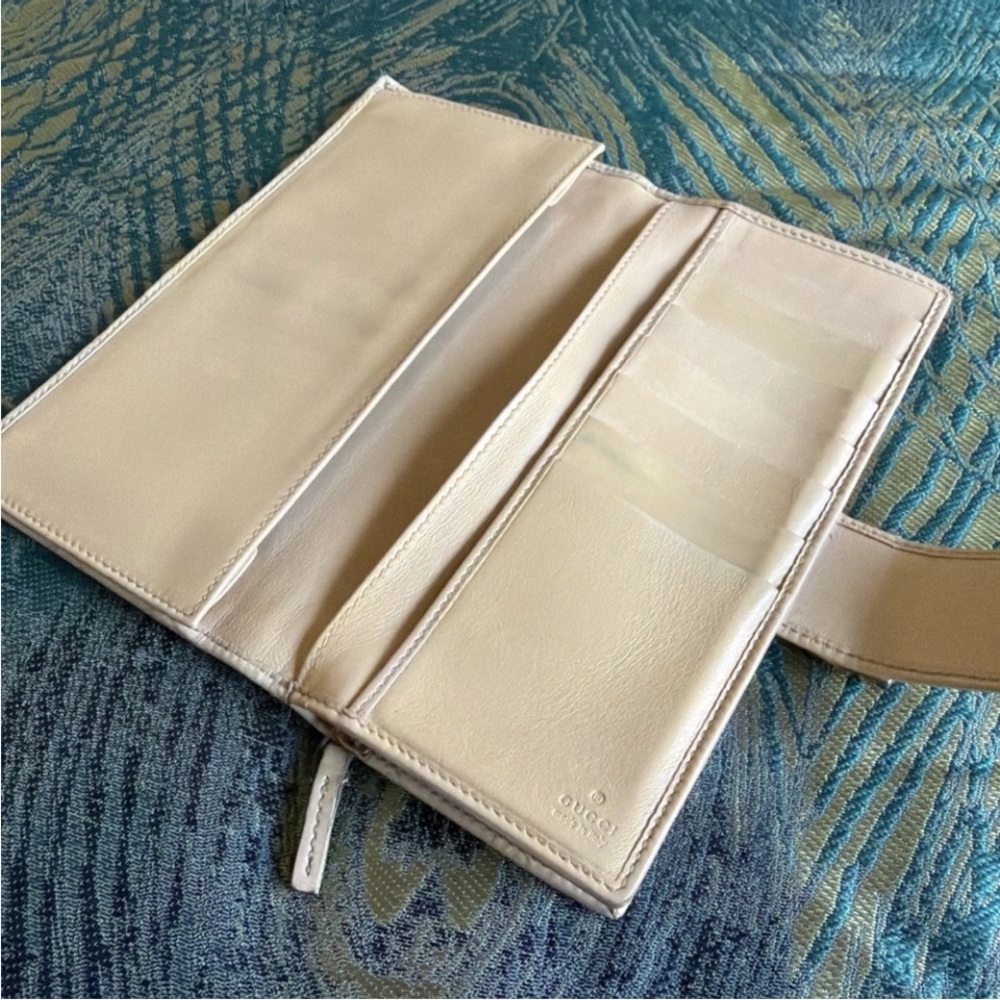 Gucci D Ring Abbey Cream Clutch Monogram Bifold Wallet with Gold Hardware - Picture 5 of 10